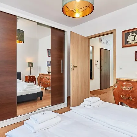 Vintage In New Estate With Parking - Krzyki By Renters